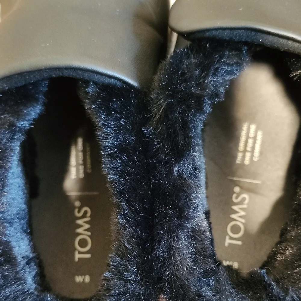 EUC Toms Paxton Slip On Chukka Black Leather Sneakers with Faux Fur Accents